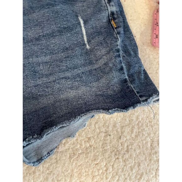 DENIZEN Levi's Women's High Rise Cut-Off Denim Shorts W30 Blue Distressed - Picture 7 of 11